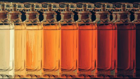 plusieurs parfums aligné, avec différents niveau de concentration